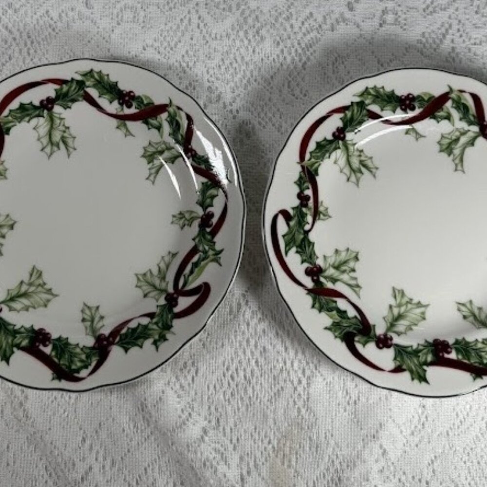 CHARTER CLUB Winter Garland Luncheon Plate - Set of 2, Red Ribbon & Berries